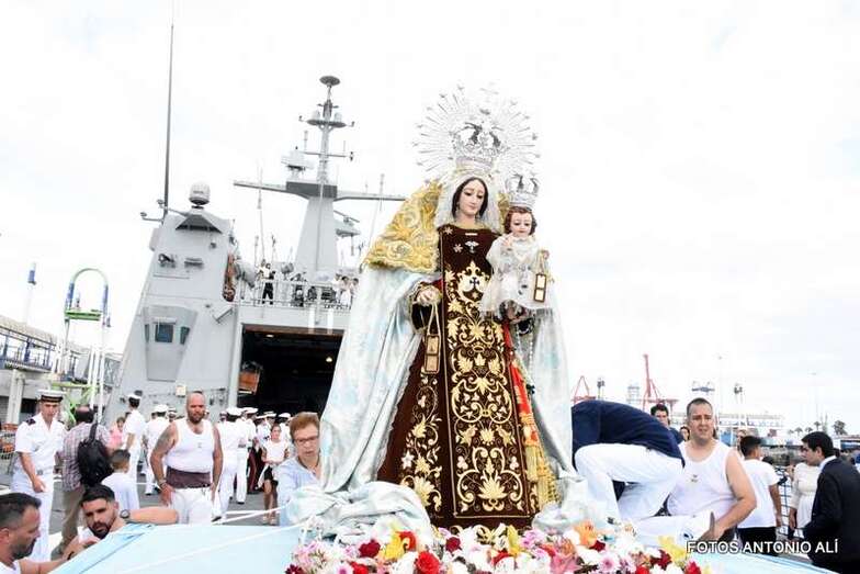 Mometno del embarque de la Virgen (Foto Antonio Alí)